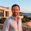 Amza, cliente davanti a una villa residenziale completata sulla costa sarda